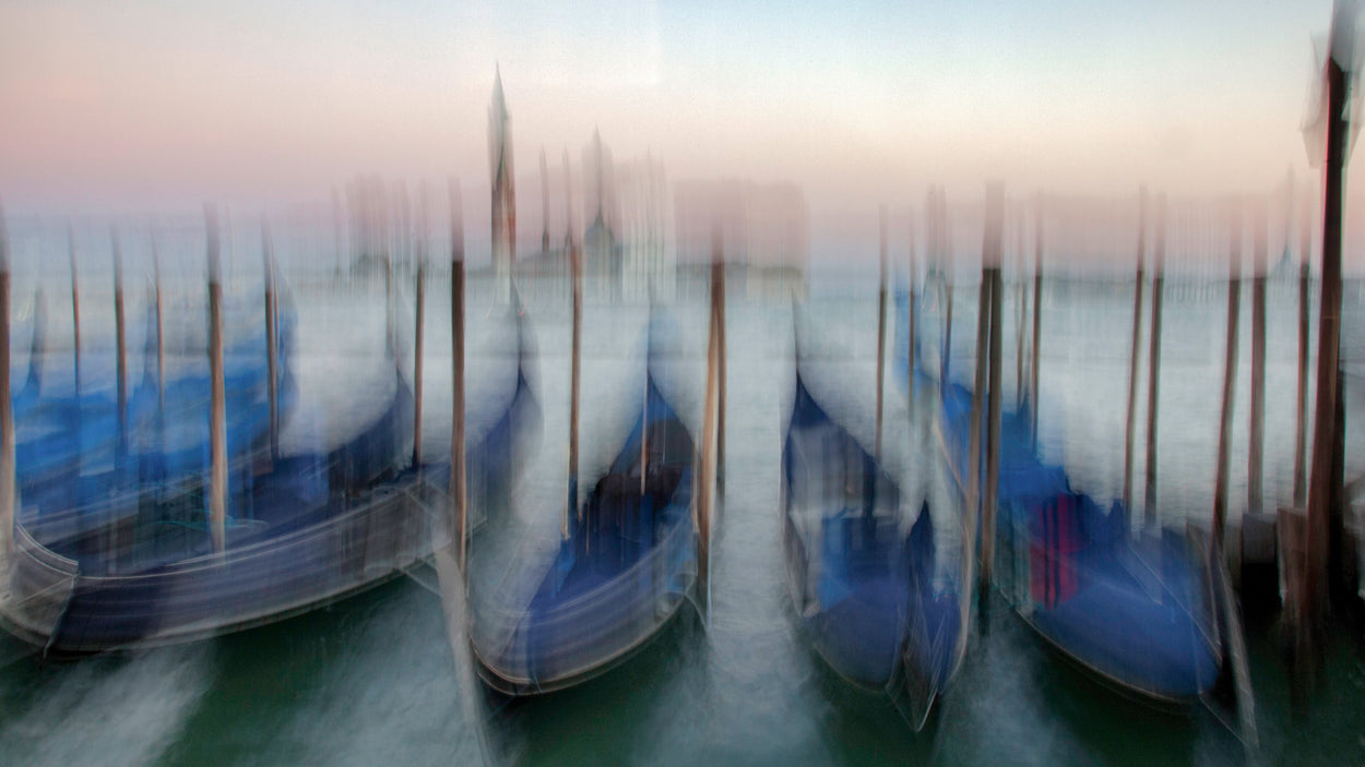 Gondole a riposo Piazza San Marco - Jim Dawson Photography